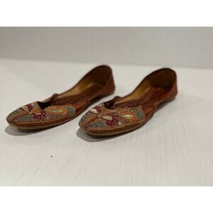 Punjabi Jutti embroidered sandals shoes shiny, silver. Made in India flats